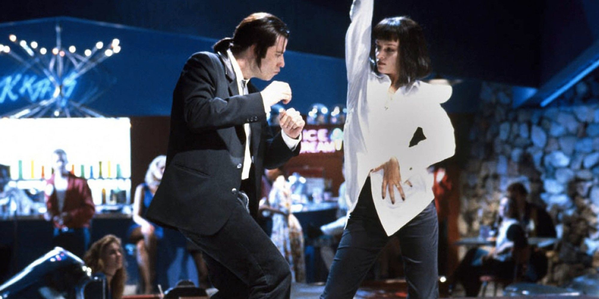 John Travolta et Uma Thurman dansent dans Pulp Fiction.