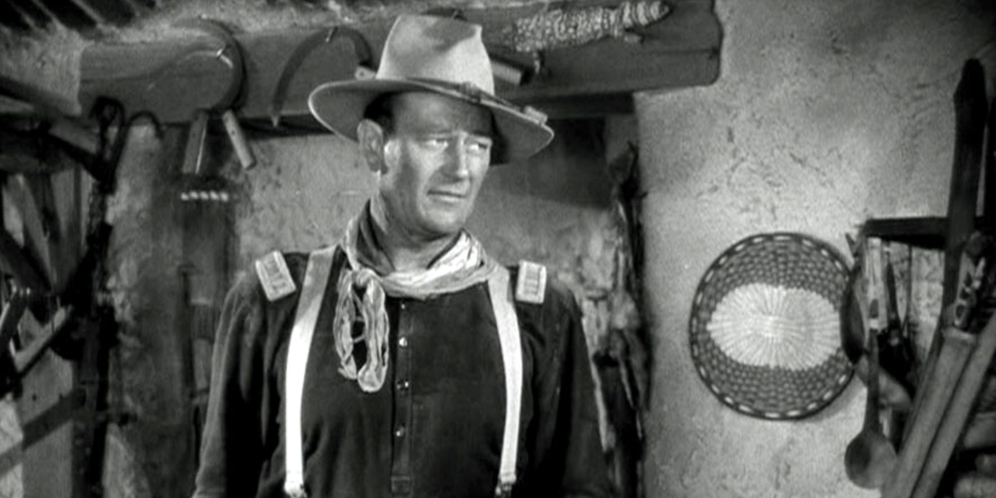 John Wayne sozinho olhando para o lado em Fort Apache