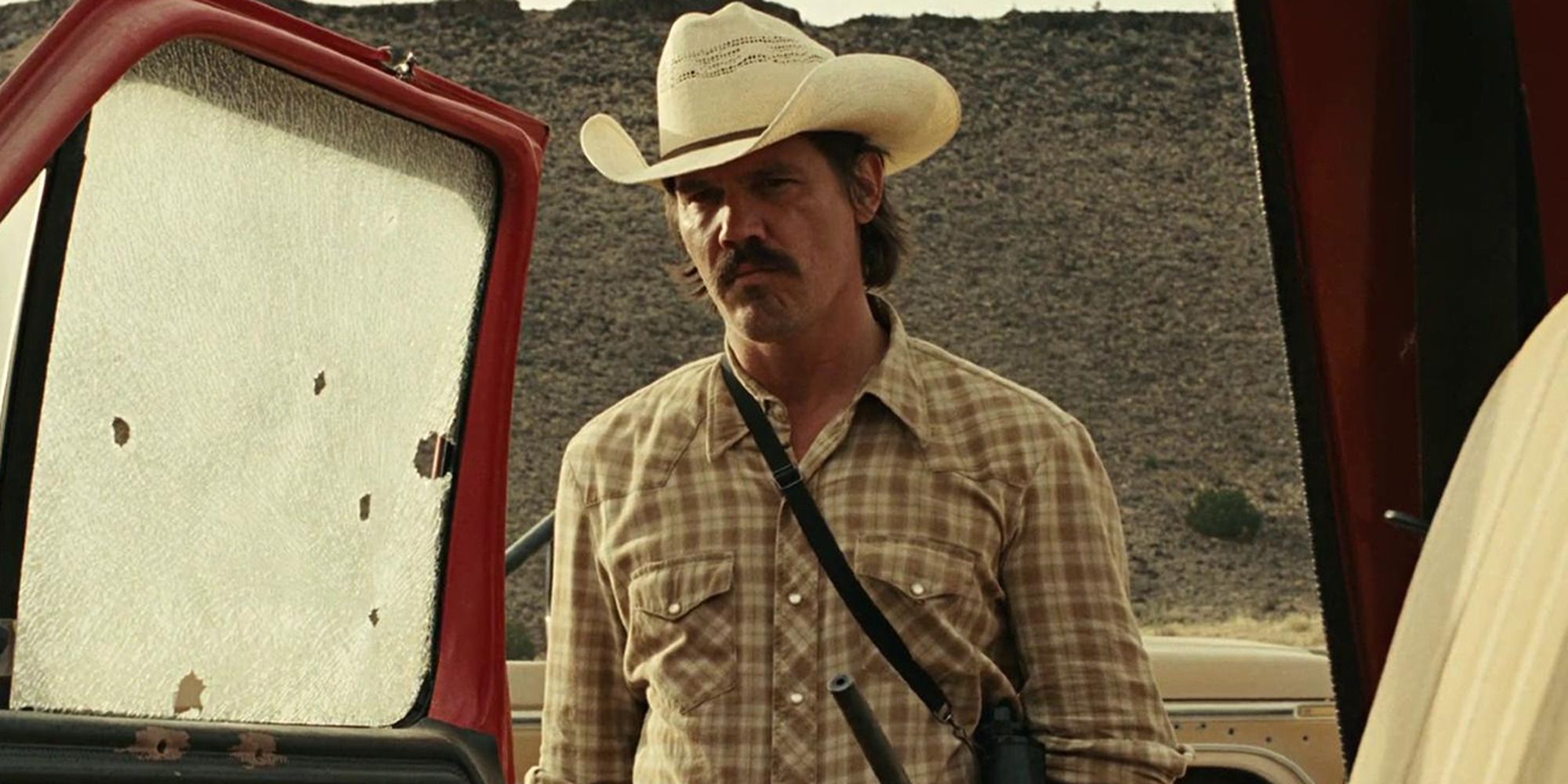 homem com chapéu de cowboy olhando para dentro do caminhão