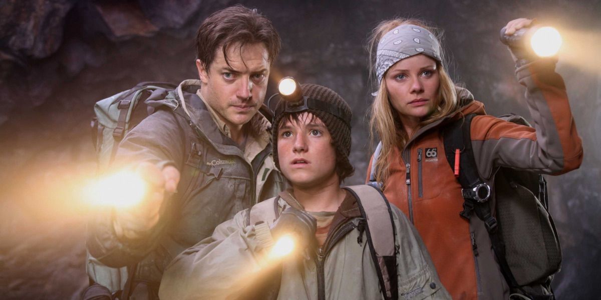 Tres personajes apuntando antorchas y mirando hacia adelante en Journey to the Center of the Earth (2008)