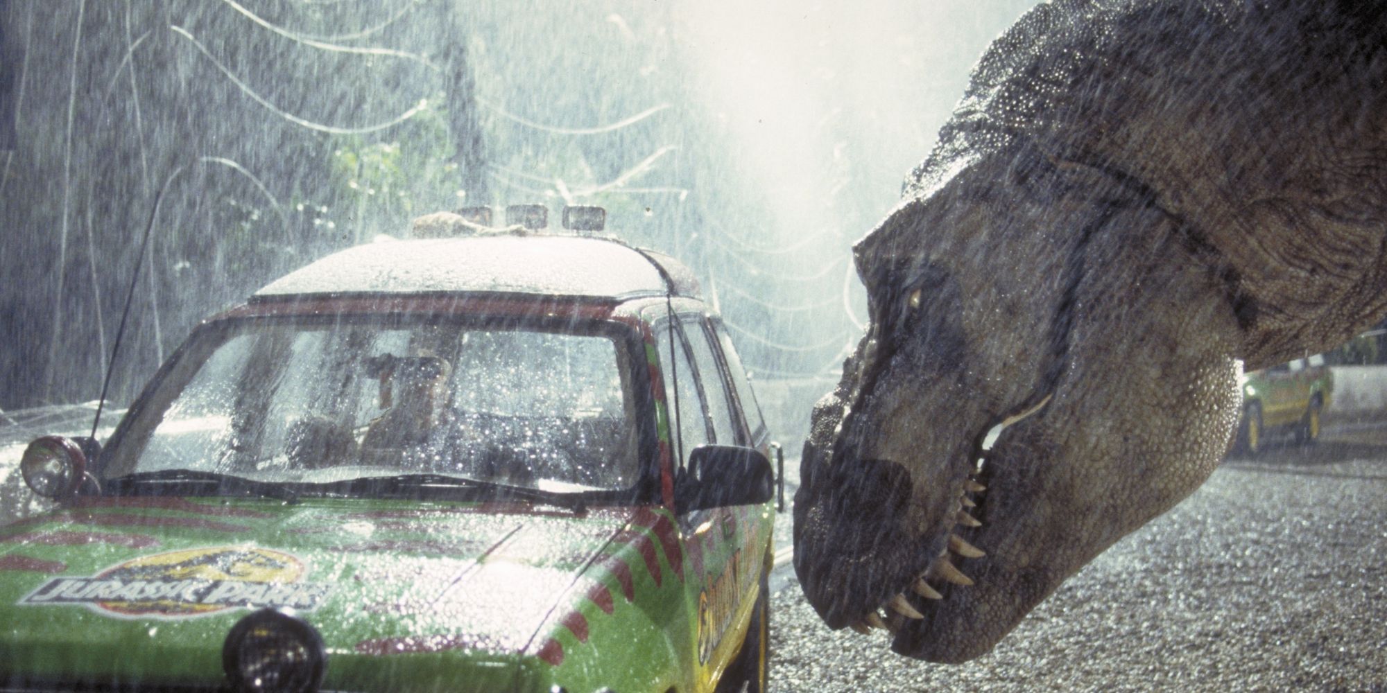 Un dinosaure regardant un véhicule de Jurassic Park.