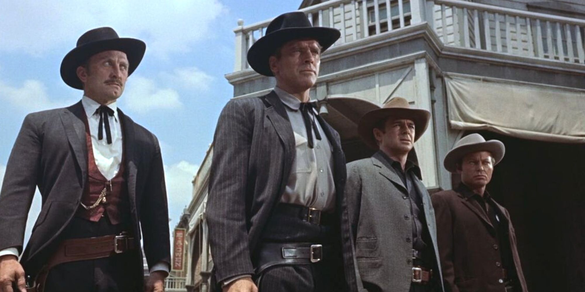 Kirk Douglas, Burt Lancaster, DeForest Kelley e John Hudson ficam um ao lado do outro em linha reta no tiroteio no OK Corral