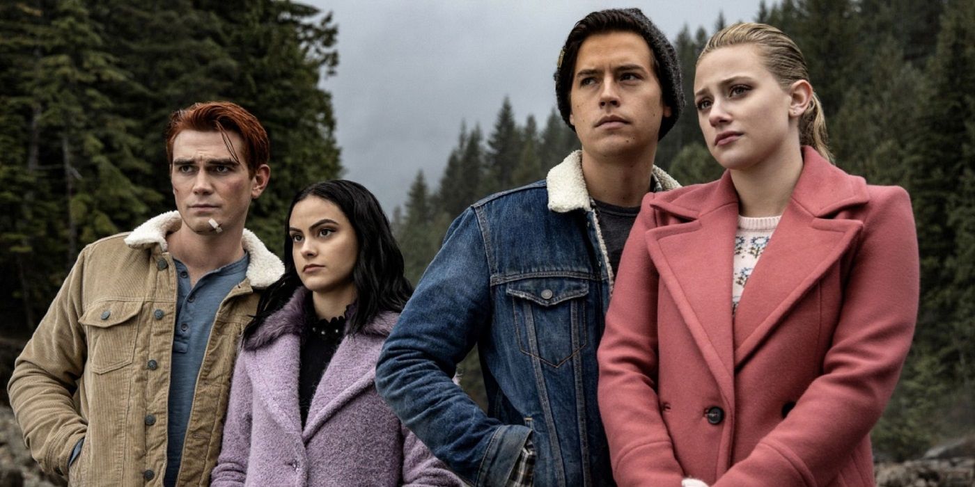 Archie, Veronica, Jughead, dan Betty di hutan melihat ke arah yang sama di Riverdale.