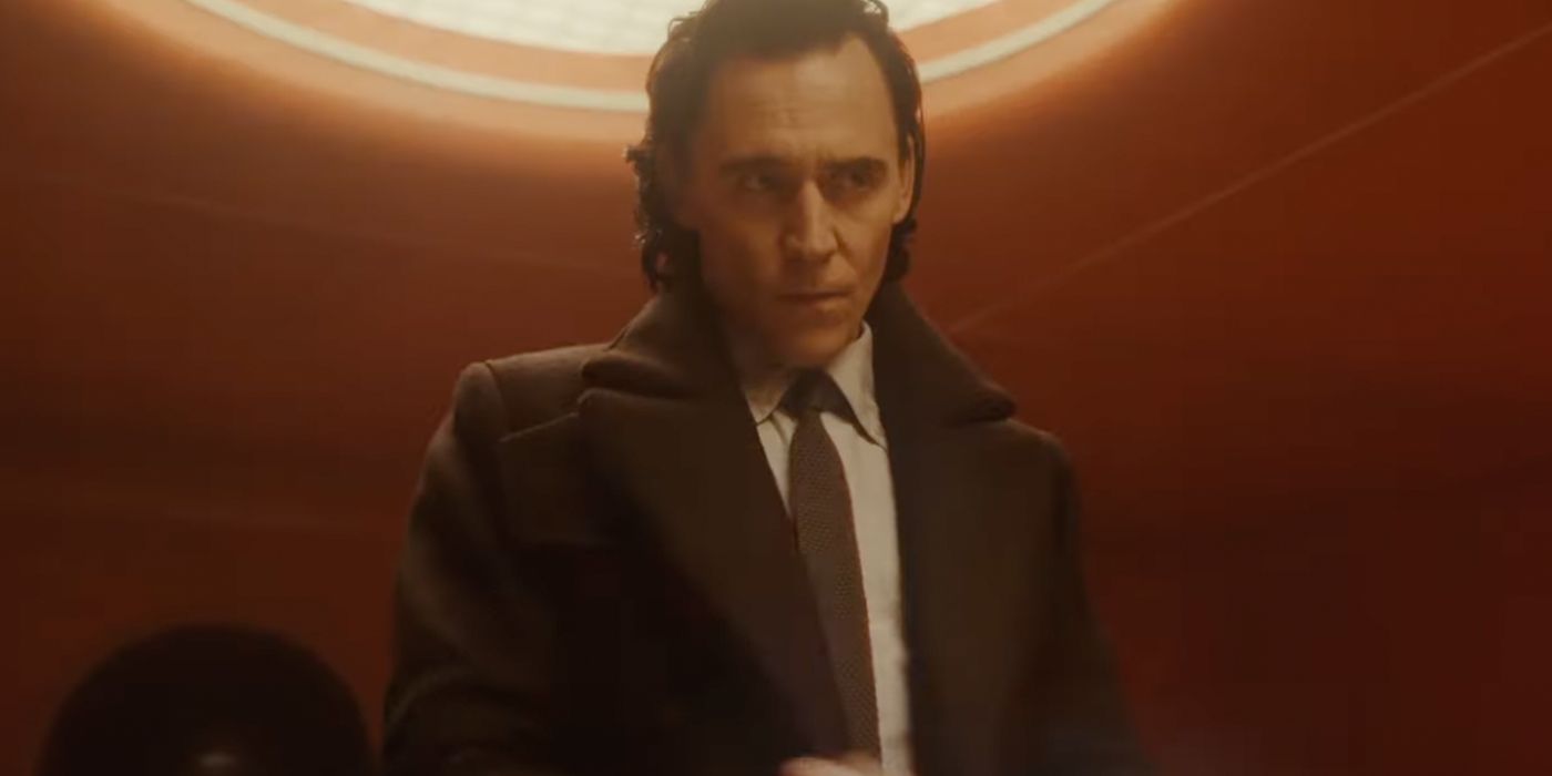 Loki com uma expressão suspeita olhando para algo fora da câmera.