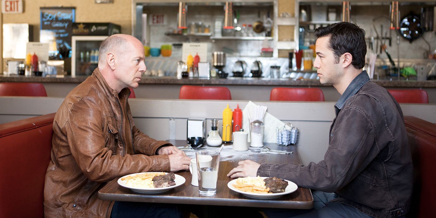 Young and Old Joe talkign in a diner in Looper