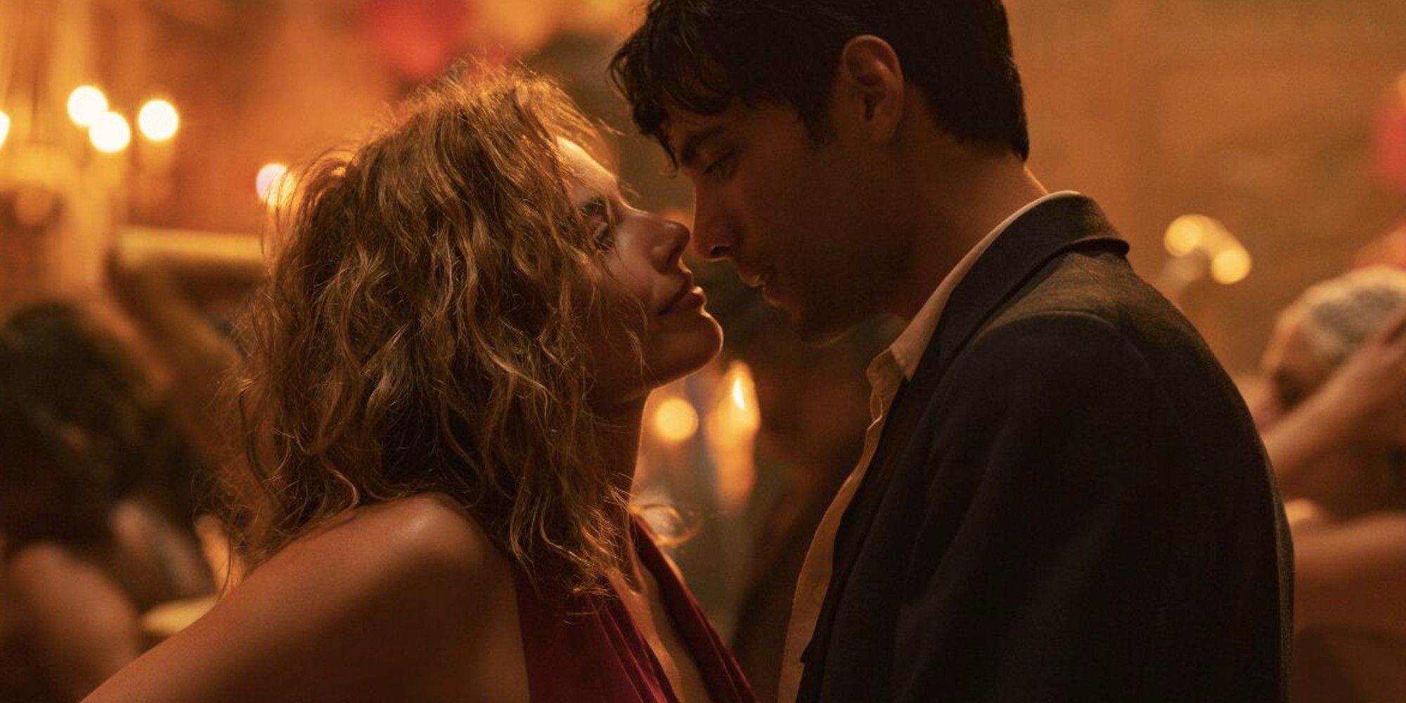 Margot Robbie and Diego Calva as Nellie and Manny about to kiss at a party in 'Babylon'