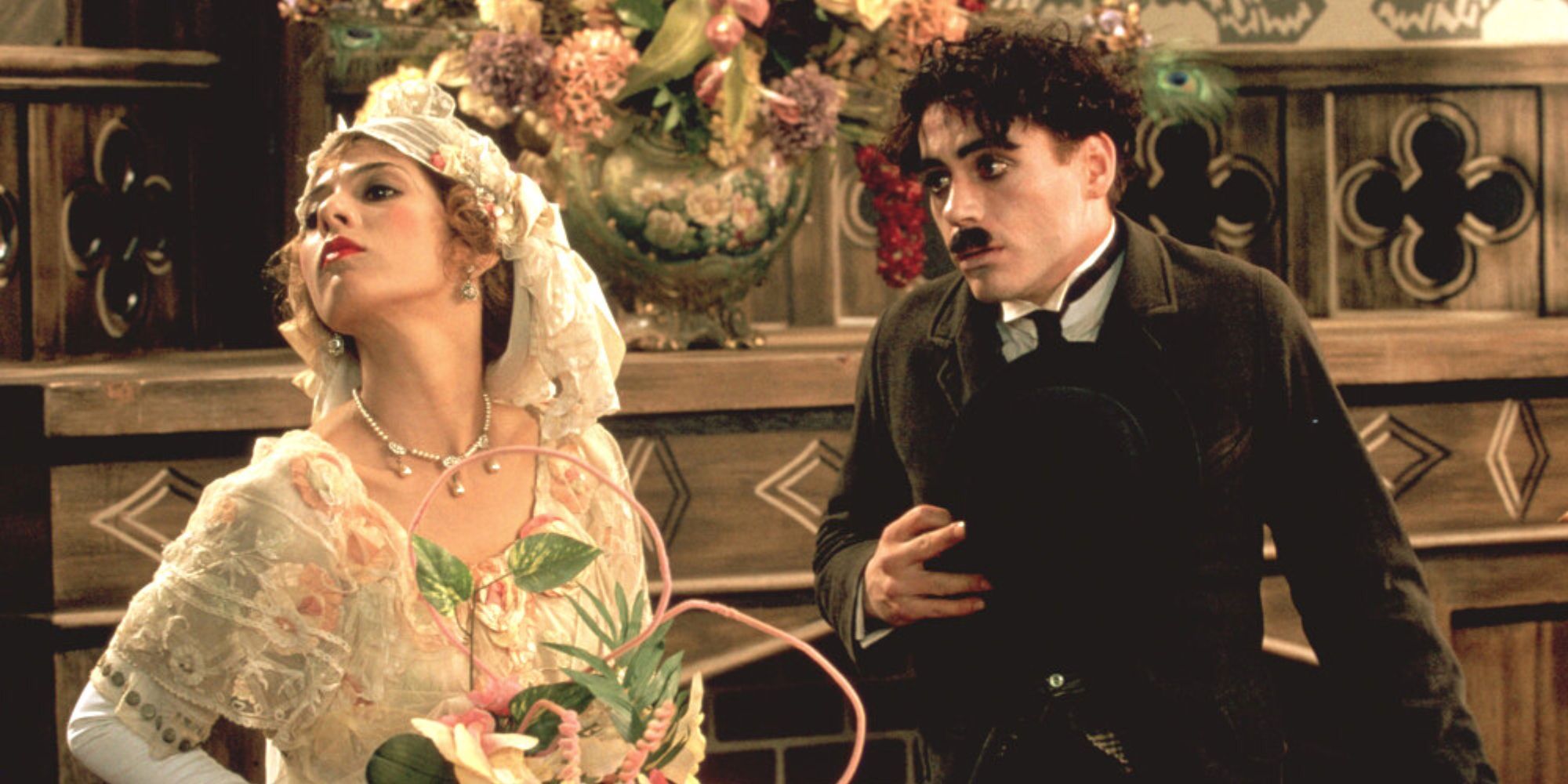 Marisa Tomei se afastando de Robert Downey Jr.  em_Chaplin