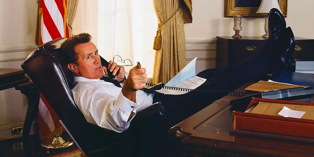 Presiden Jed Bartlet duduk kembali di Oval Office