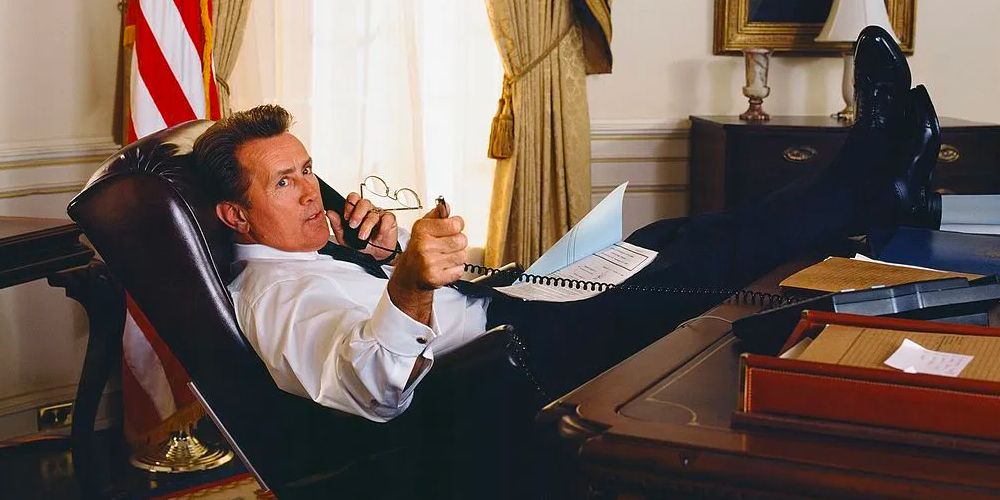 Le président Jed Bartlet est assis dans le bureau ovale