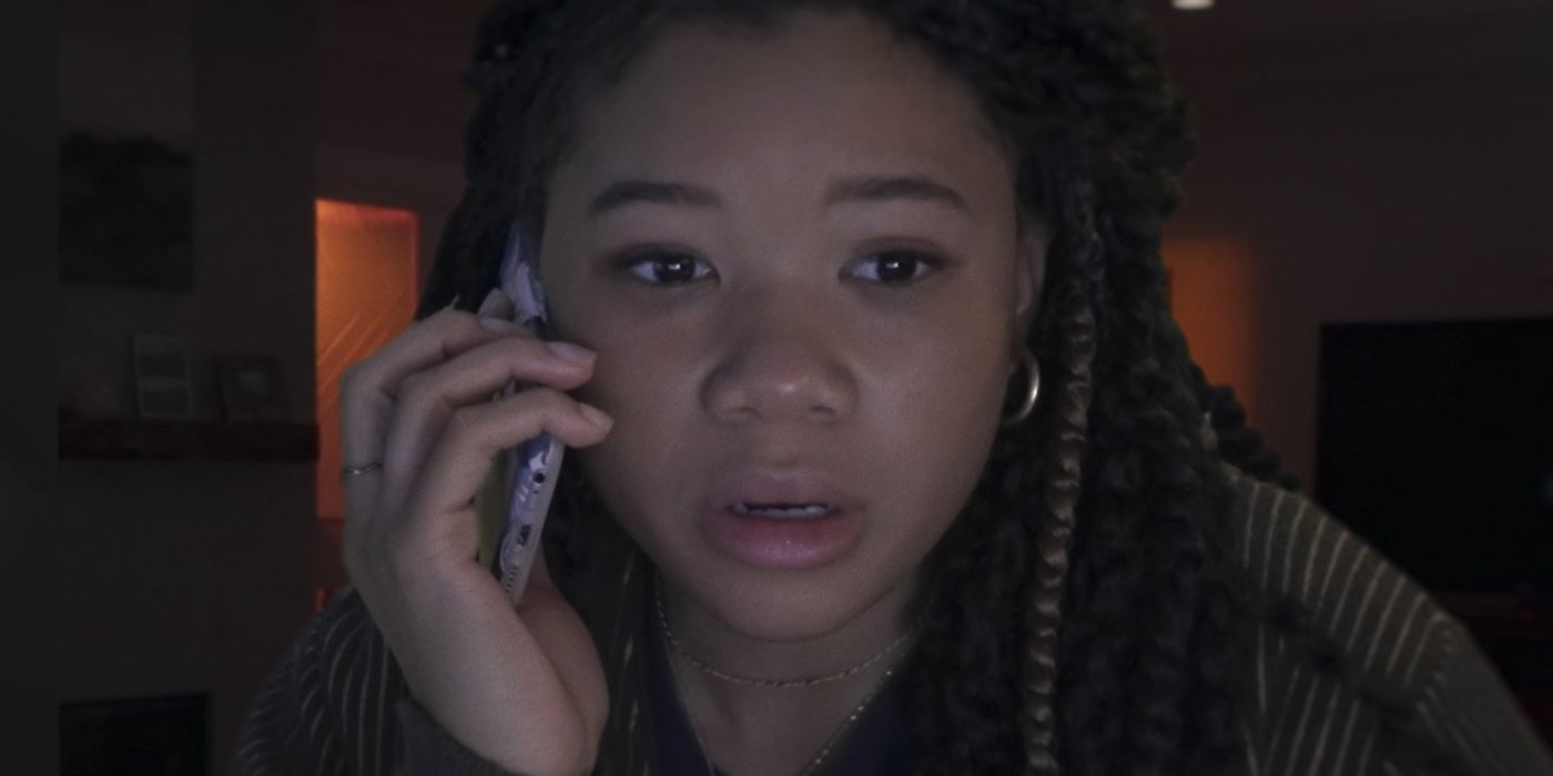 Storm Reid en June tenant le téléphone à l'oreille et l'air contrarié dans 'Missing'.
