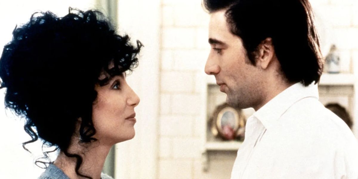 Cher como Loretta está assistindo Nicolas Cage como Ronny em Moonstruck
