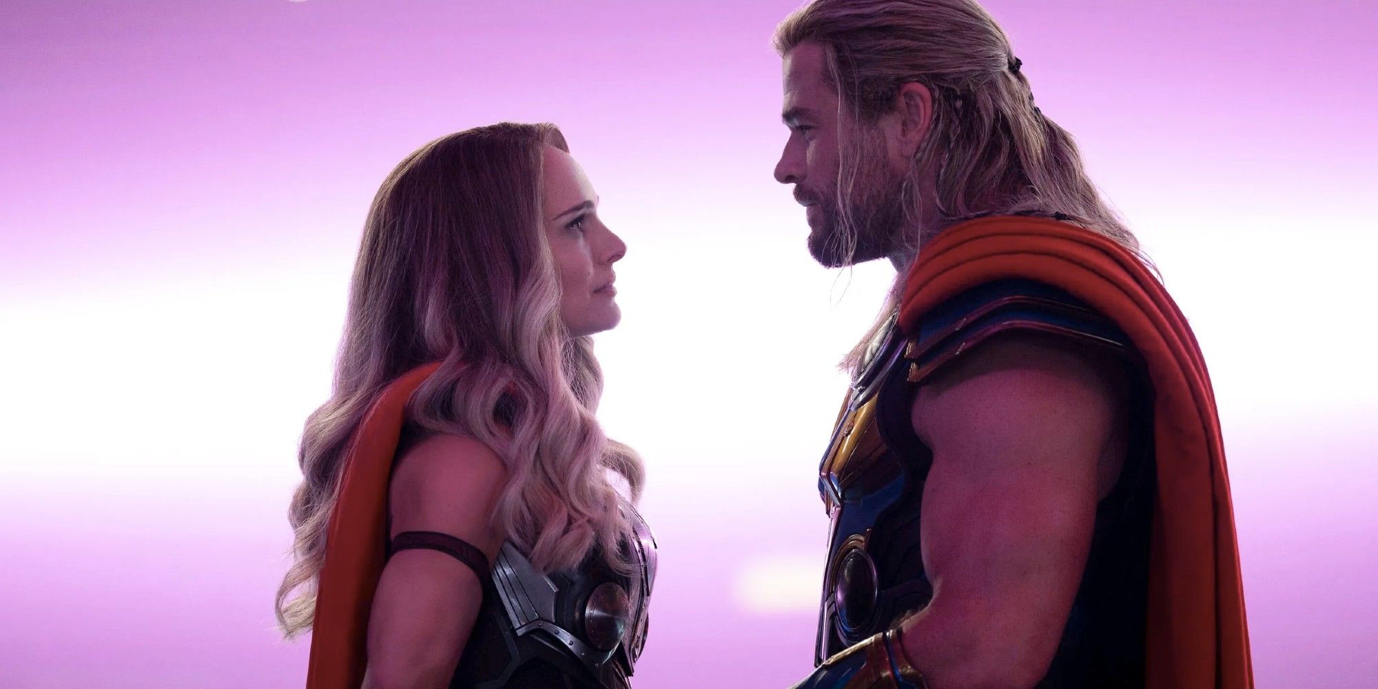Natalie Portman como Jane Foster y Chris Hemsworth como Thor a punto de besarse en Thor - Love and Thunder