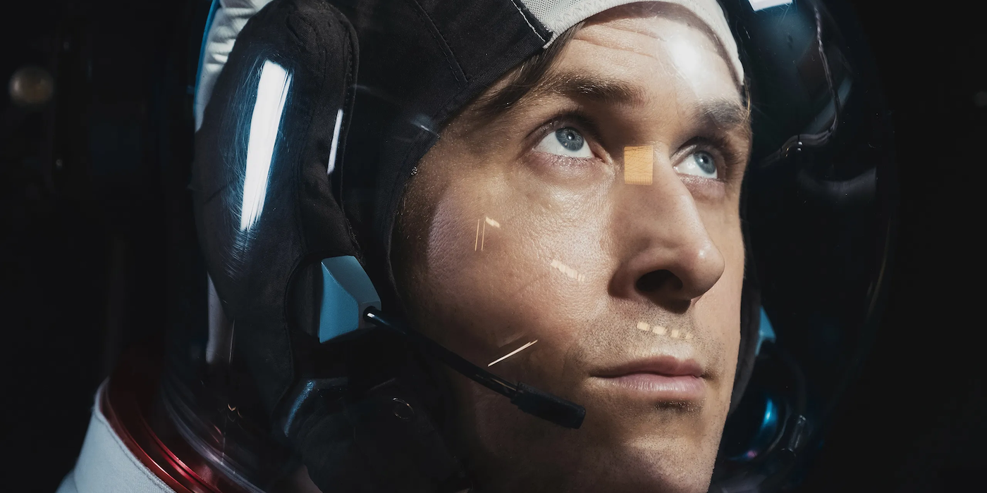 رايان جوسلينج في بدلة رائد فضاء بشخصية نيل أرمسترونج في فيلم First Man