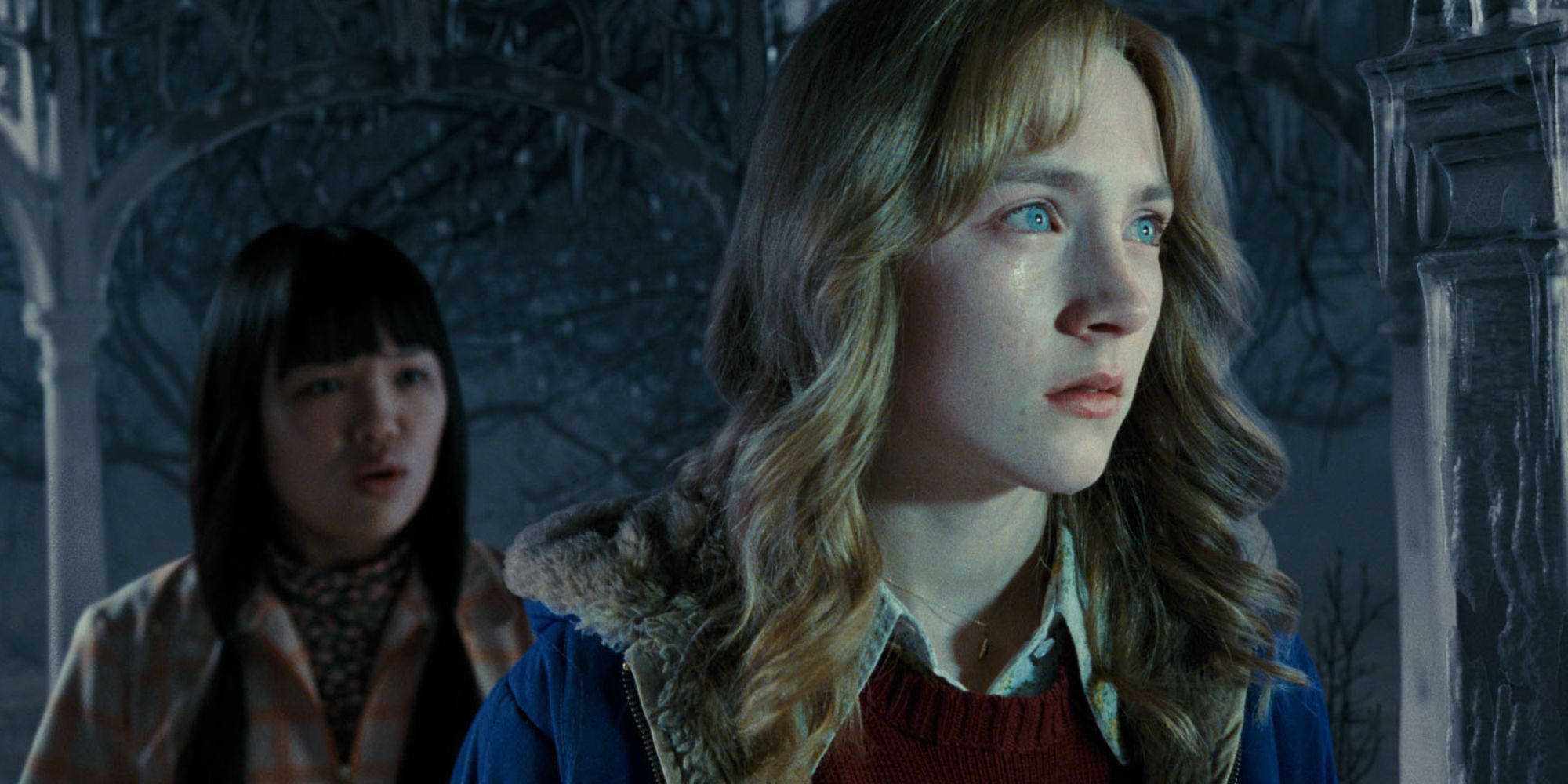 Nikki SooHoo berbicara dengan Saoirse Ronan yang berdiri di depannya memalingkan muka di The Lovely Bones