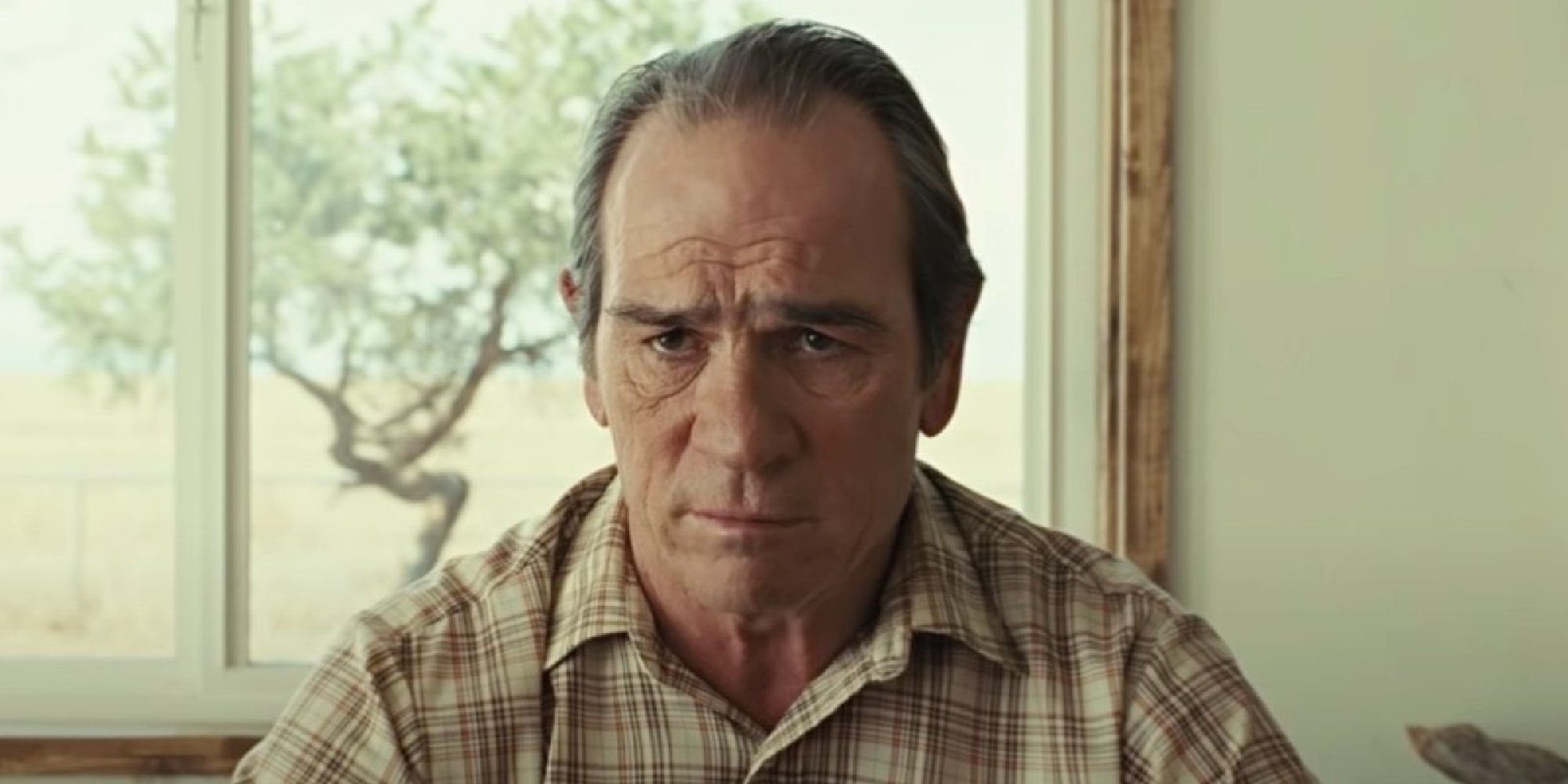 A close-up of Tommy Lee Jones as Sheriff Bell in No Country For Old Men