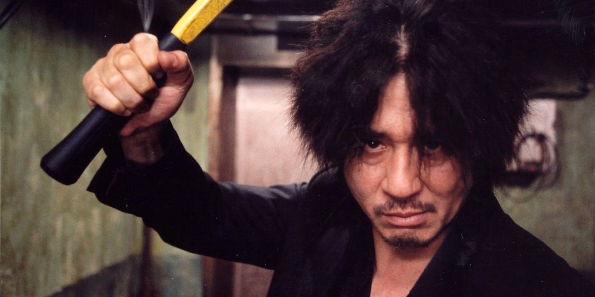 Choi Min-sik holding a hammer in Oldboy