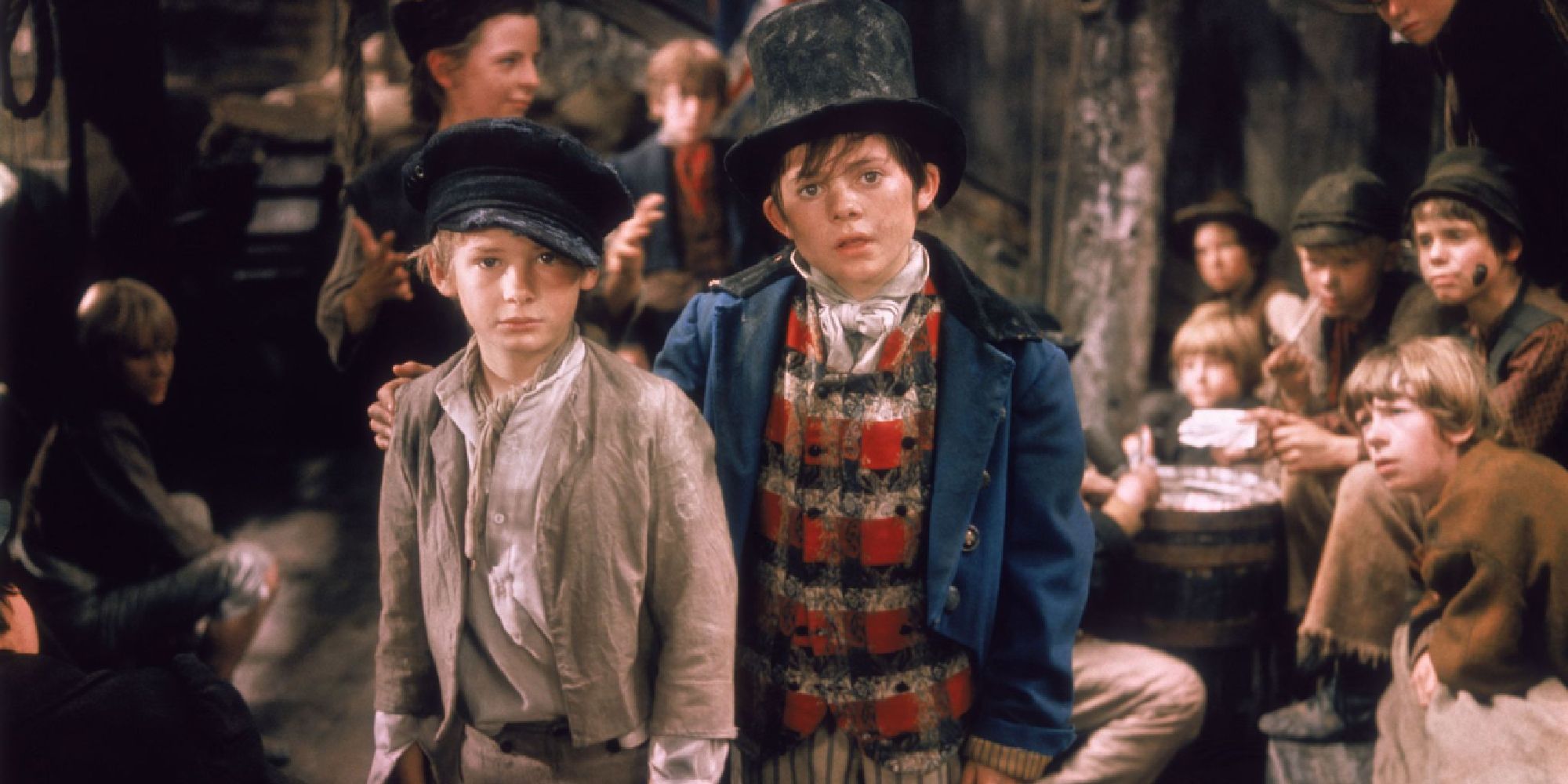 Oliver (Mark Lester) y Artful Dodger (Jack Wilde) lucen esperanzados en la película 