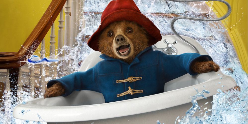 Paddington souriant dans une baignoire naviguant dans un escalier rempli d'eau à Paddington