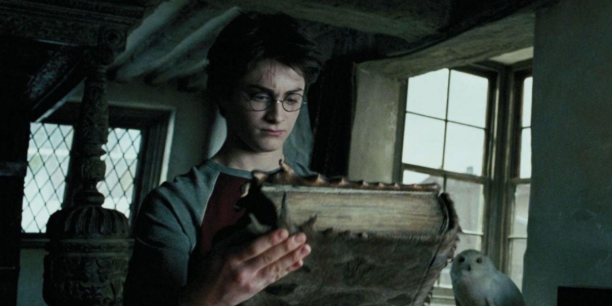 Daniel Radcliffe sebagai Harry melihat buku di Harry Potter dan Tawanan Azkaban