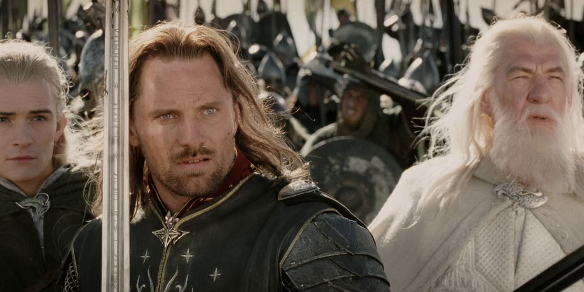 Aragorn, Legolas, dan Gandalf, mengangkat senjata, menatap sesuatu yang terang di belakang kamera, dengan sepasukan prajurit di belakang mereka. 