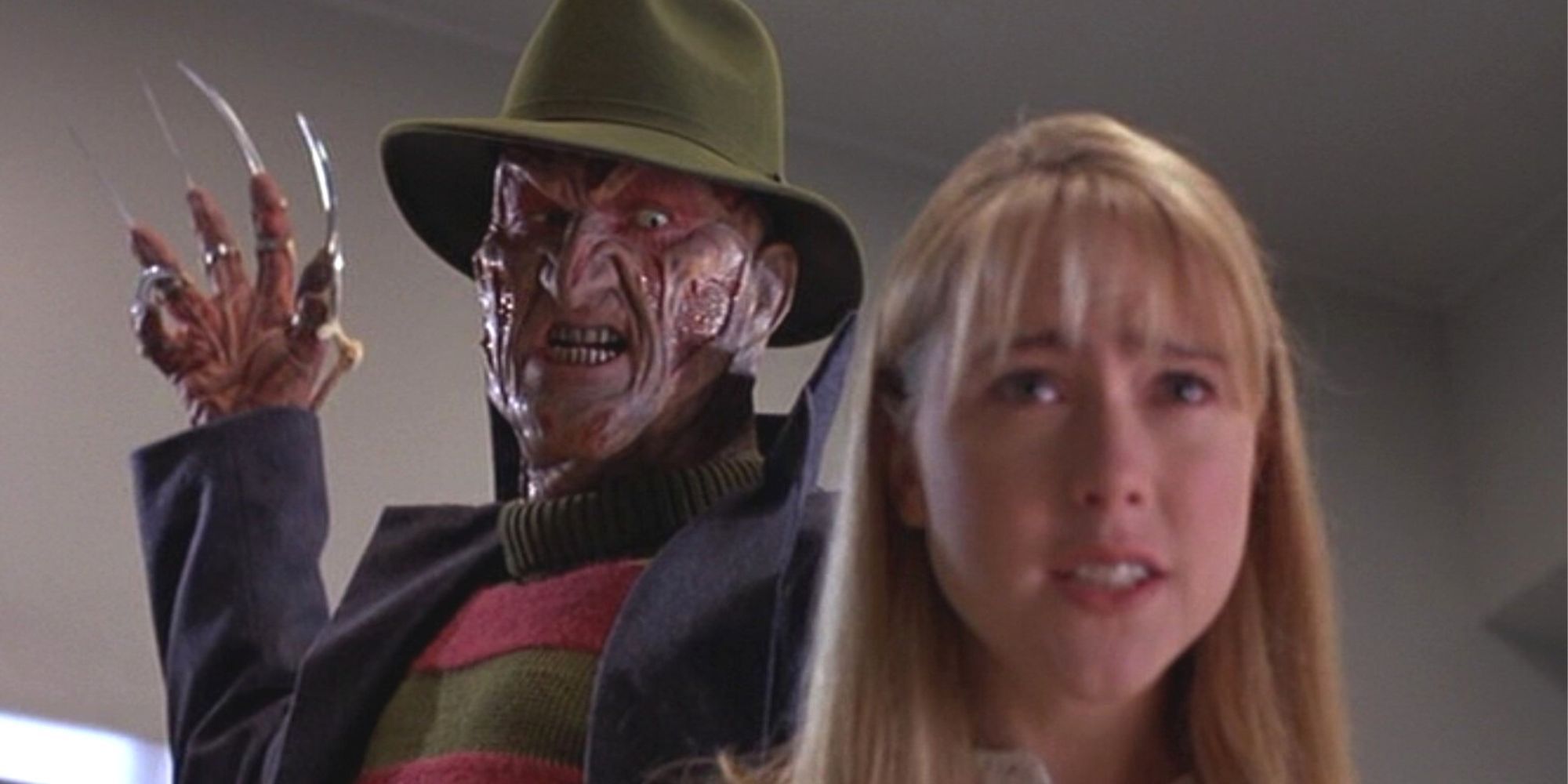 Freddy Krueger standing behind Tracy Middendorf as Julie about to strike in New Nightmare