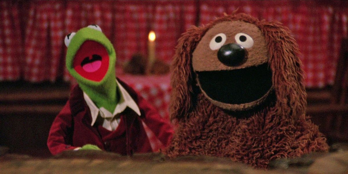 Rowlf the Dog e Kermit the Frog cantando 'I Hope Somethin' Better Comes Along' no filme dos Muppets