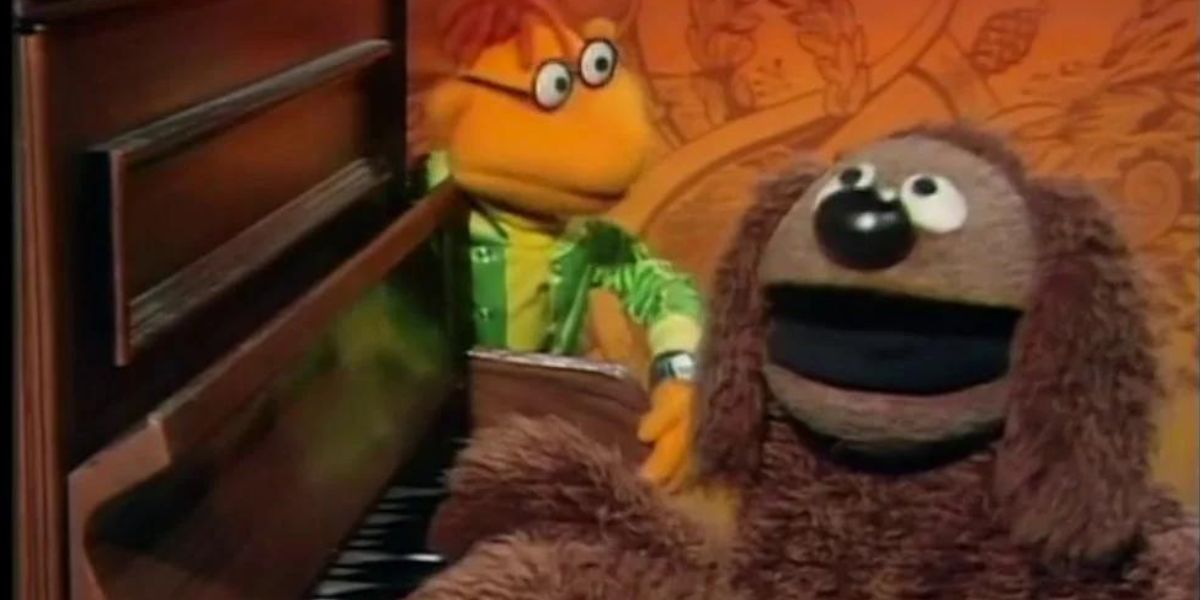 Rowlf the Dog toca piano enquanto Scooter assiste ao The Muppet Show