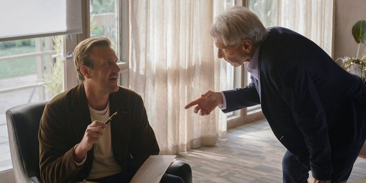 Jason Segel et Harrison Ford discutant dans une scène de Shrinking.