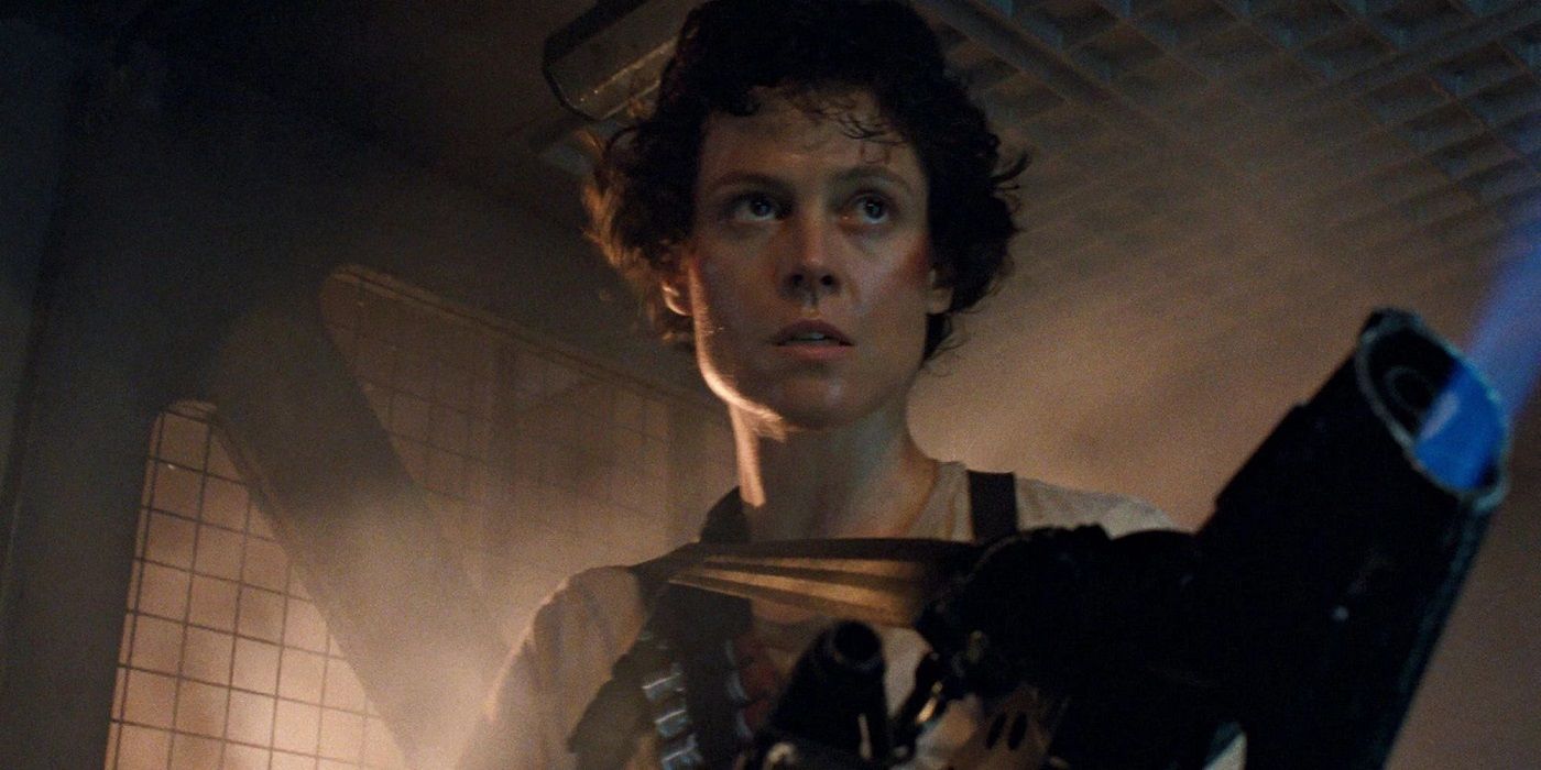 Sigourney Weaver sebagai Ellen Ripley dengan penyembur api di 'Aliens'