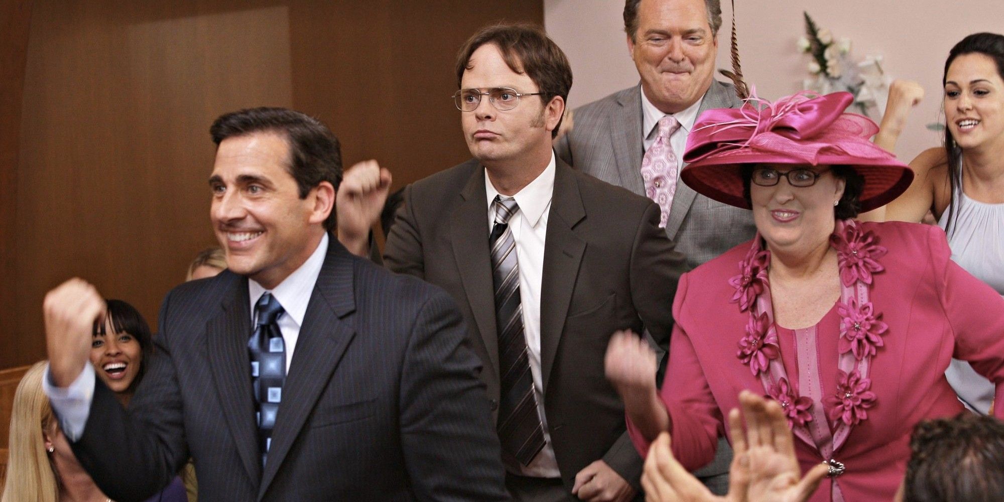 Michael et les autres employés dansent au mariage de Jim et Pam dans The Office.