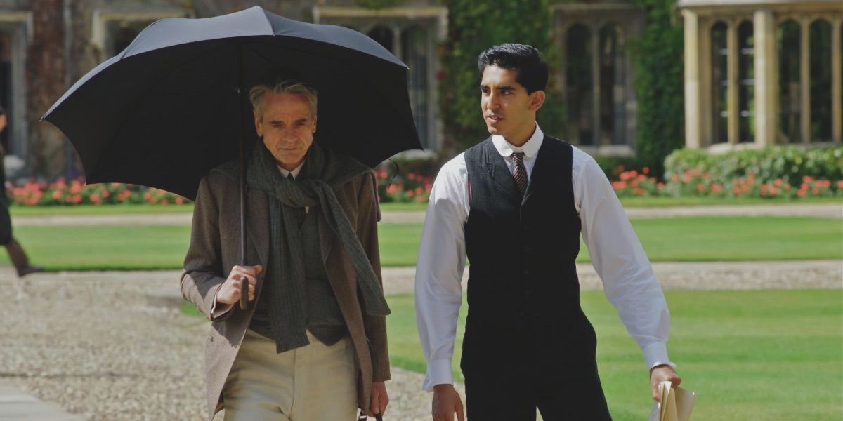 Dev Patel marche avec Jeremy Irons dans L'homme qui savait l'infini (2015).
