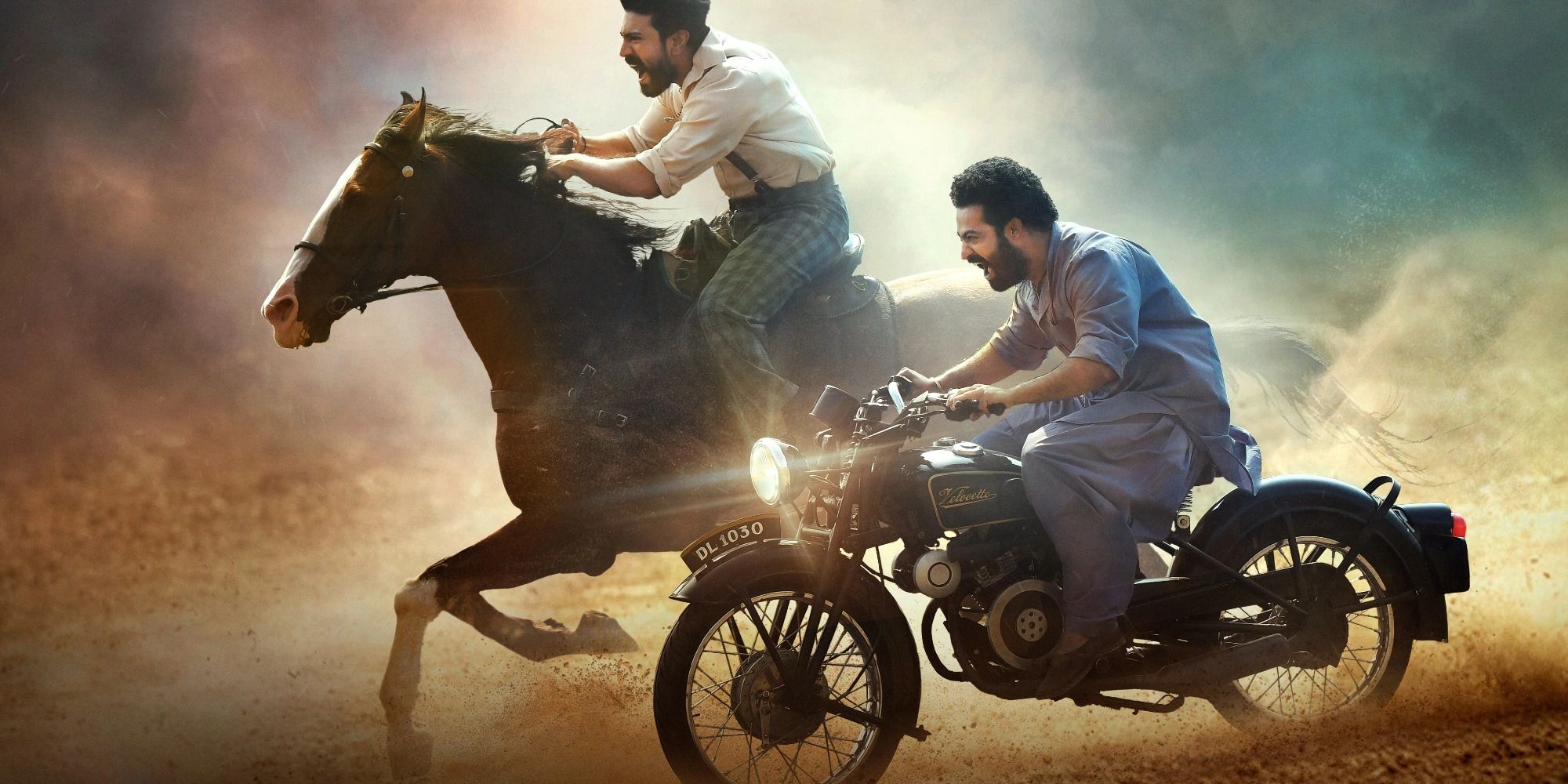 um homem a cavalo e um homem em uma motocicleta atravessando o deserto