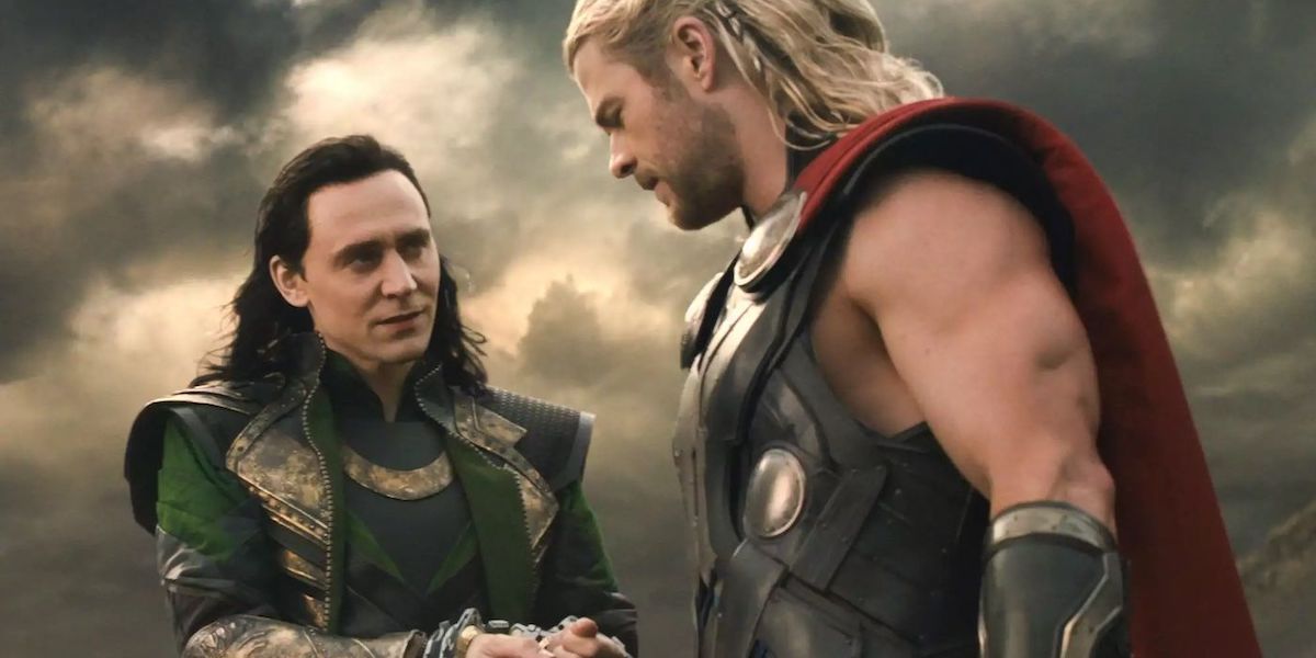 Chris Hemsworth dans le rôle de Thor et Tom Hiddleston dans le rôle de Loki dans Thor : Le Monde des ténèbres.
