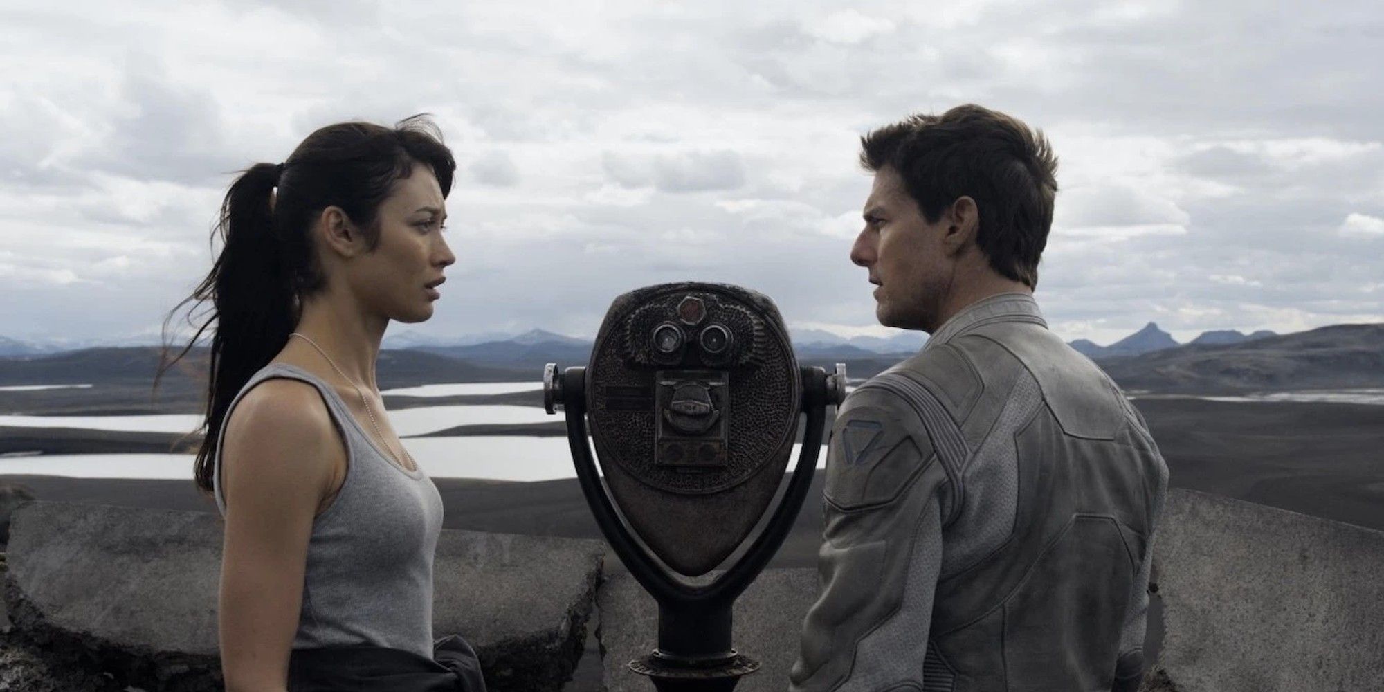 Tom Cruise And Olga Kurylenko In Oblivion 