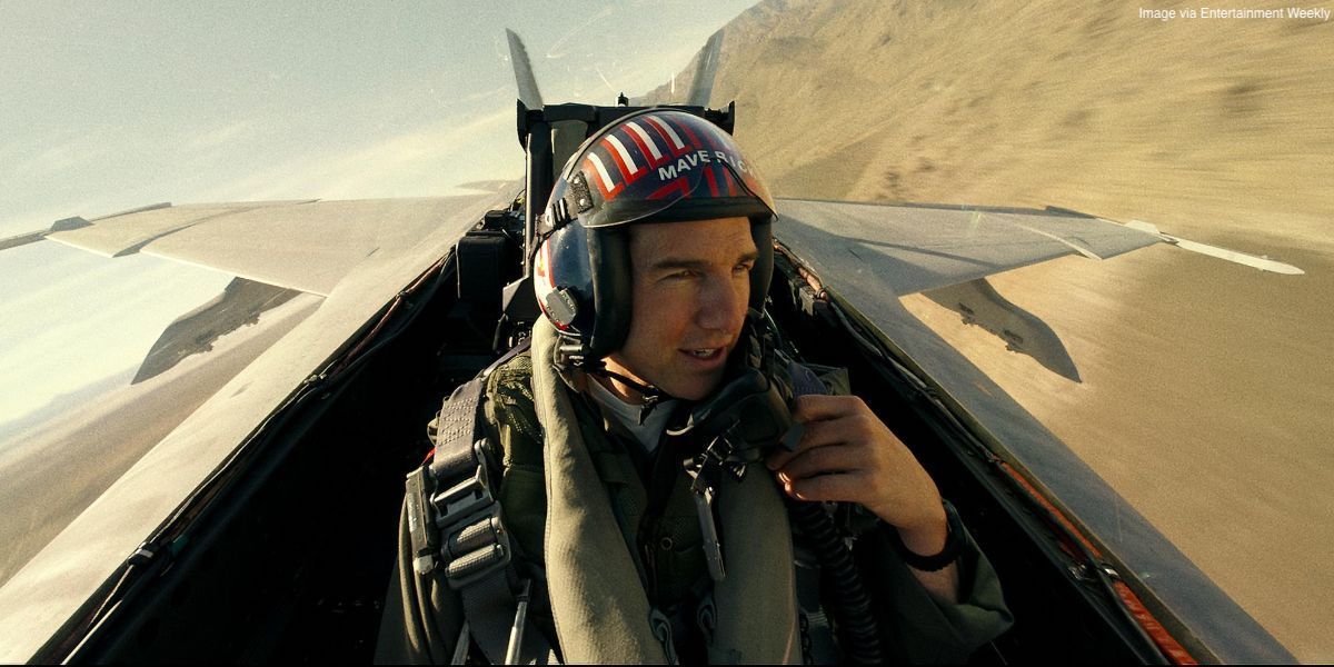 Maverick em seu cockpit olhando para a esquerda em Top Gun: Maverick