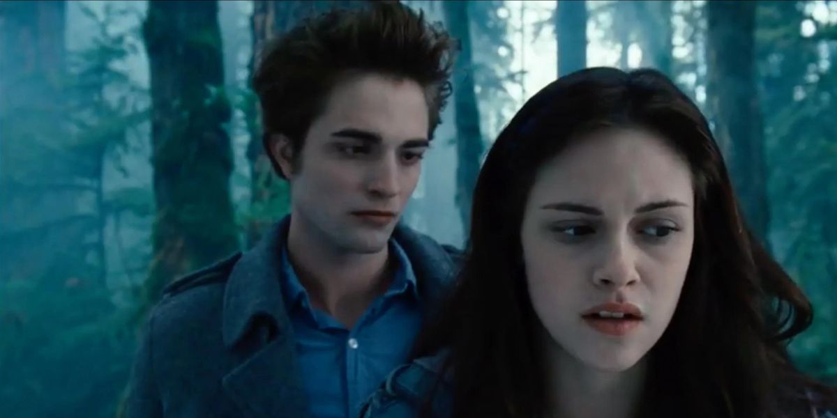 Robert Pattinson dans le rôle d'Edward et Kristen Stewart dans celui de Bella dans les bois de Twilight.