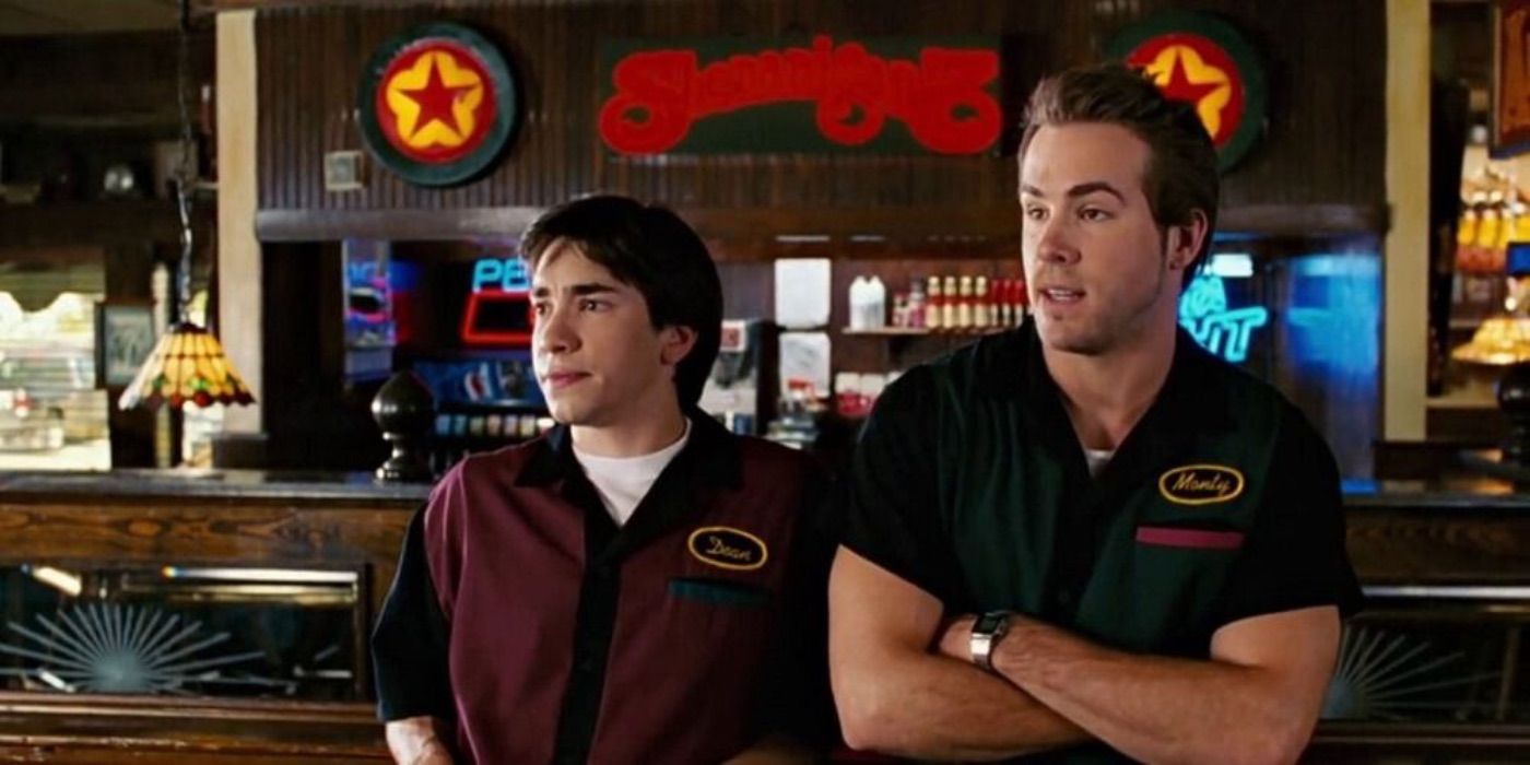 Justin Long and Ryan Reynolds in Waiting... (2005)