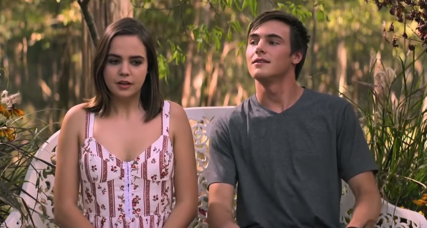 bailee madison et kevin quinn assis dans la foret dans a week away