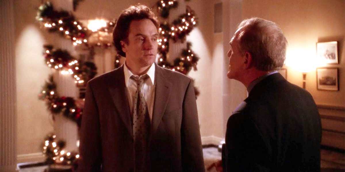 Bradley Whitford comme Josh Lyman et John Spencer comme Leo McGarry dans l'épisode de Noël de l'aile ouest