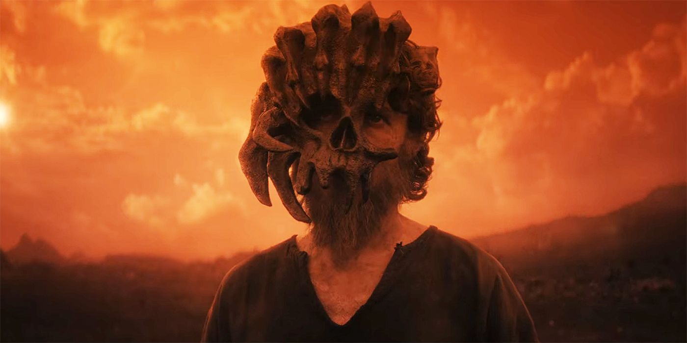 Jacob Collins-Levy como Eredin em The Witcher's Blood Spring com um crânio de caçador da floresta.