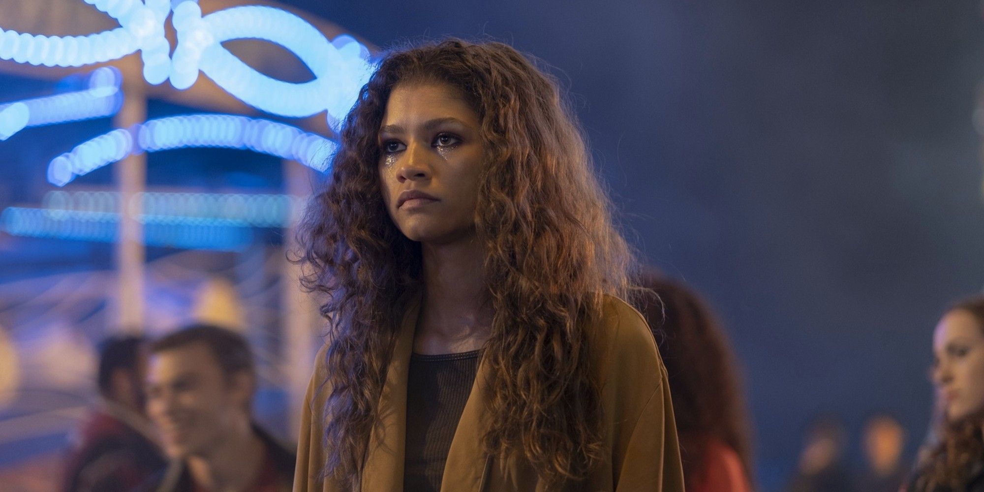 Zendaya في دور Rue Bennet يقف وسط حشد من الناس في HBO's 'Euphoria'