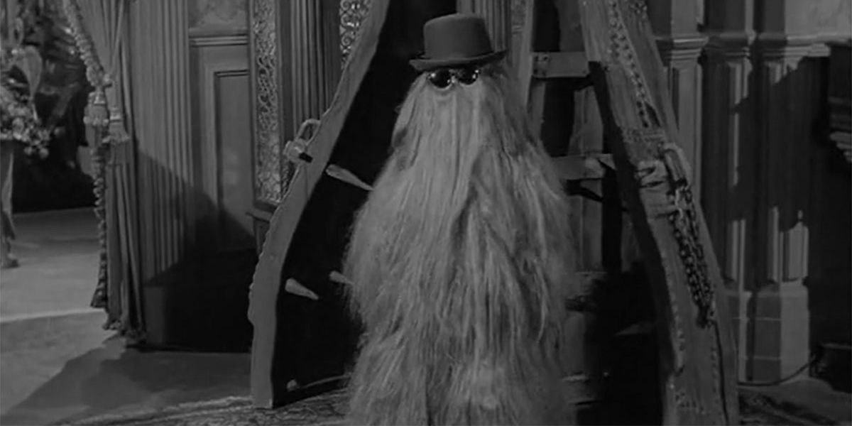 Captura de tela em preto e branco do primo Itt como destaque na série de televisão Família Addams (1964)