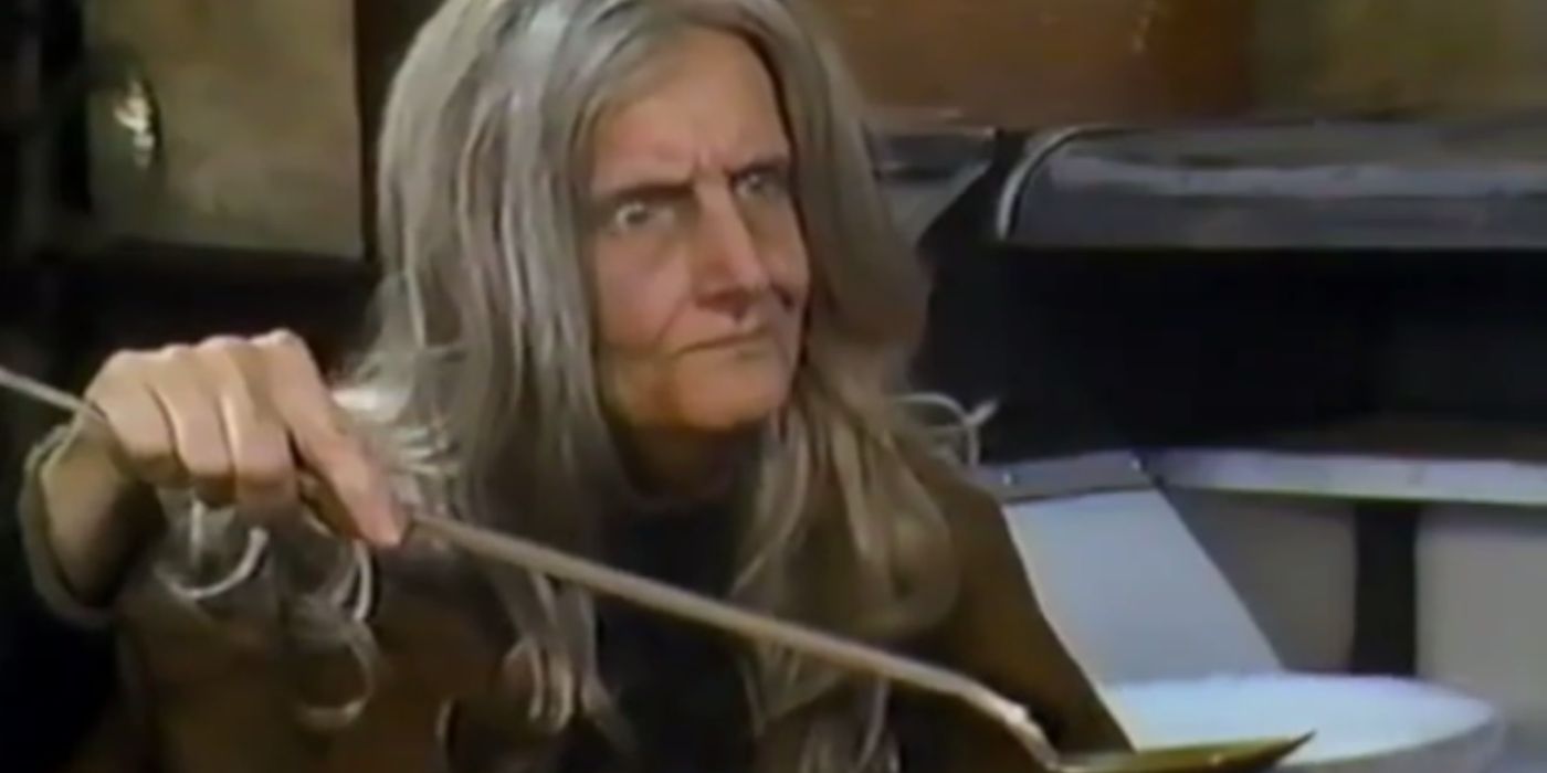Captura de tela de Jane Rose como vovó Addams no Halloween com o novo filme Addams TV (1977) 