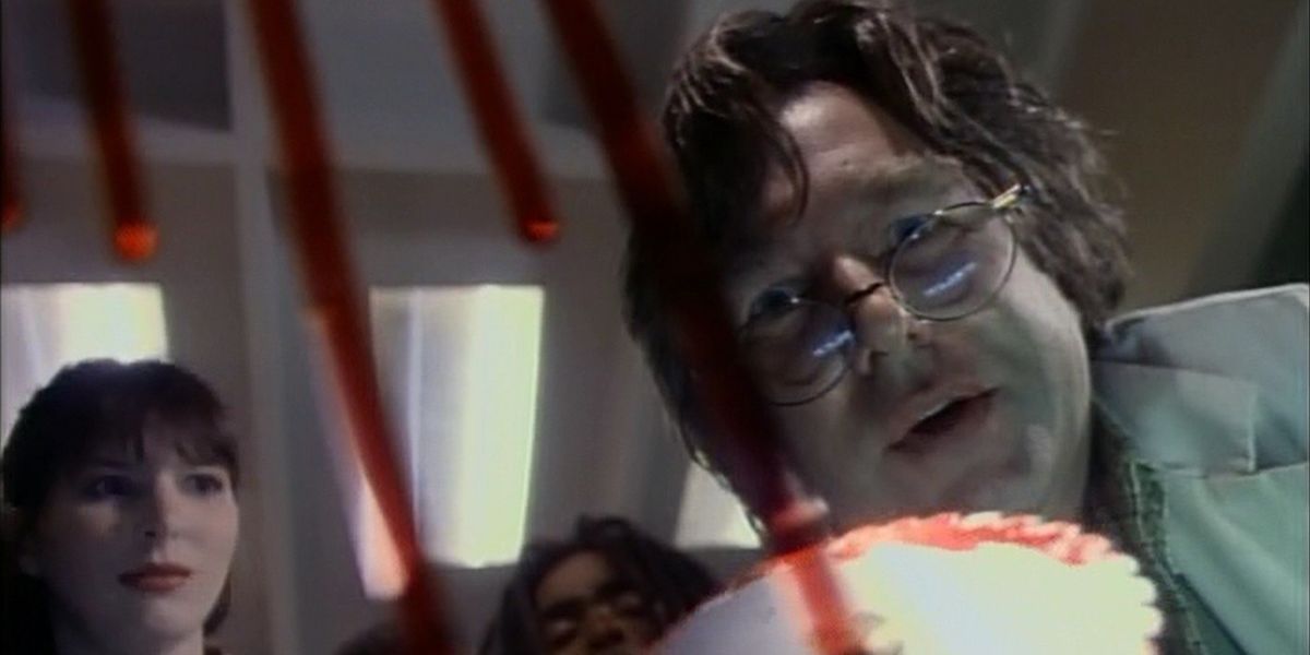 Dr. Martin Fairbanks, interpretado por Beau Bridges, olha com curiosidade para o sangue no episódio Tales From the Crypt 
