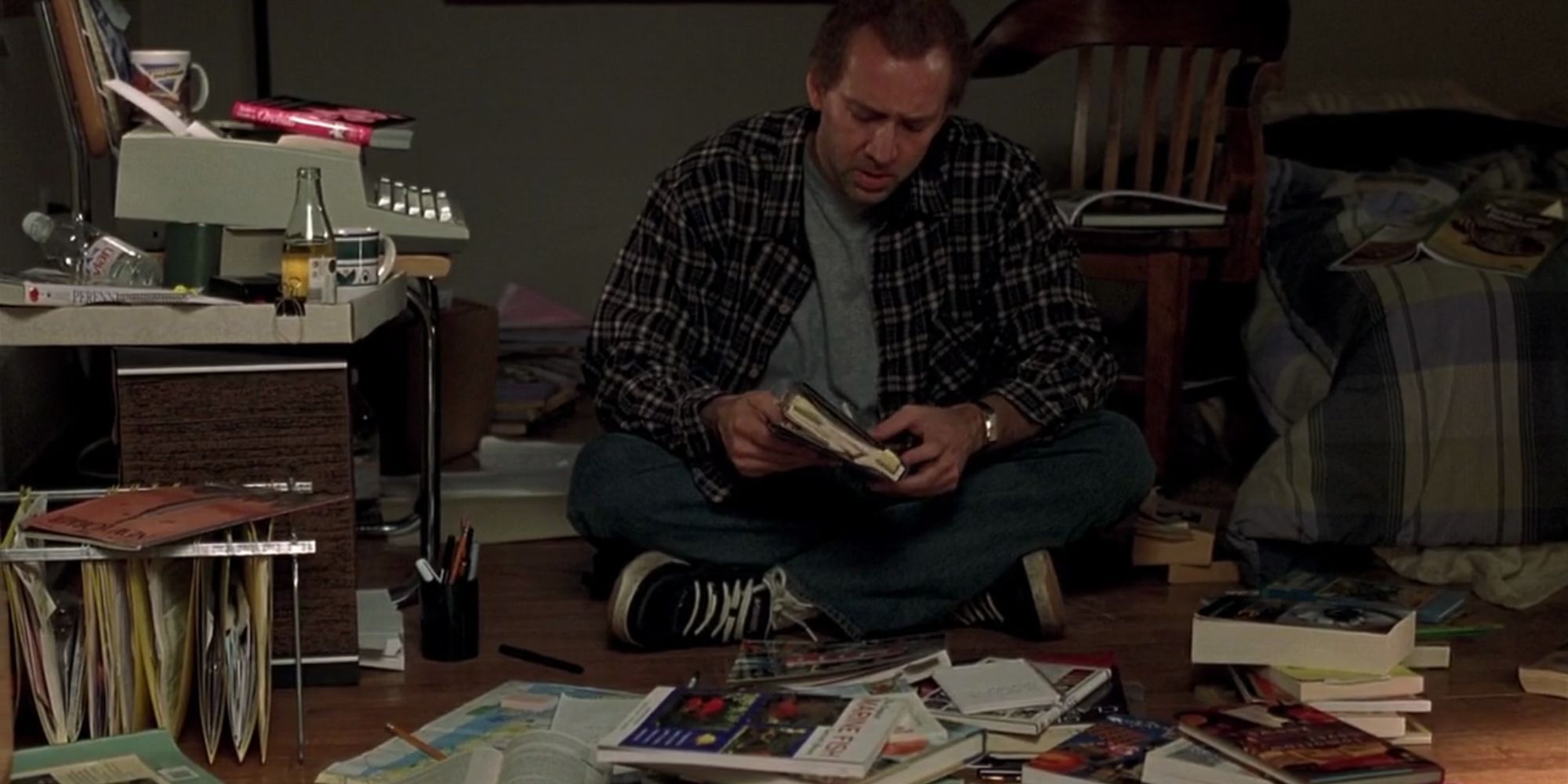 Kaufman estava sentado no chão lendo entre uma pilha de livros