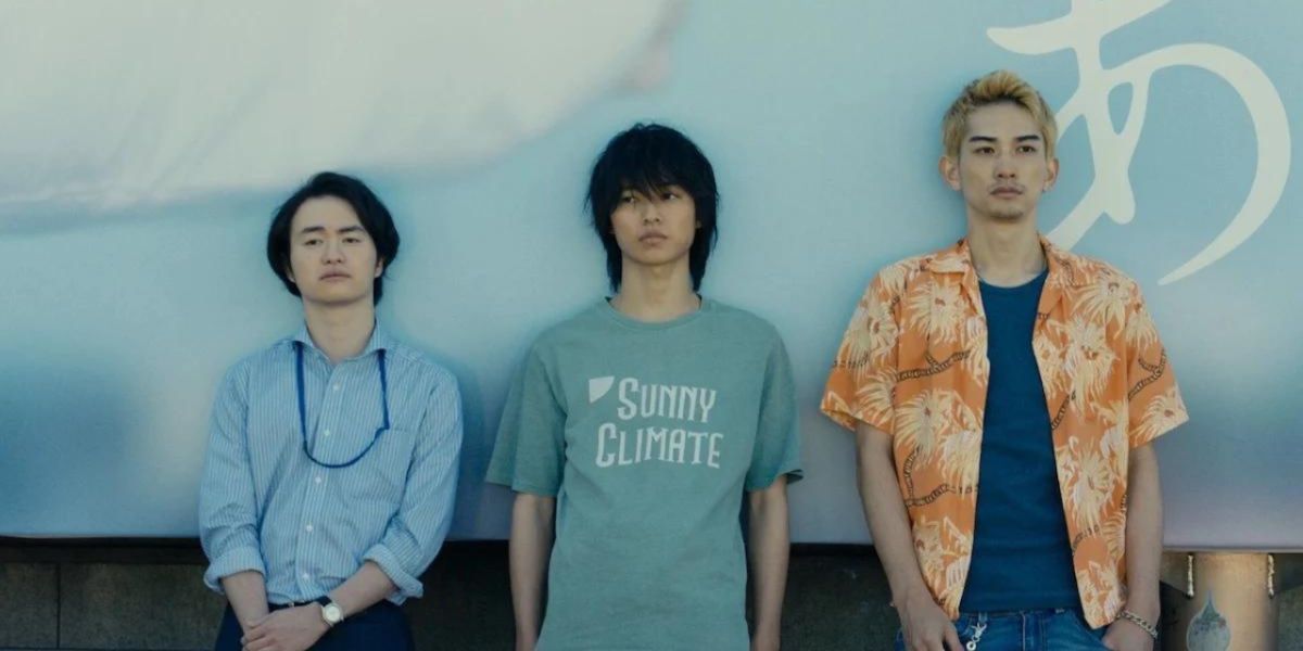 Arisu, joué par Kento Yamazaki, Chota, joué par Yuki Morinaga, et Karube, joué par Keita Machida, adossés au mur dans l'épisode 1 de la saison 1 de 'Alice in Borderland'.
