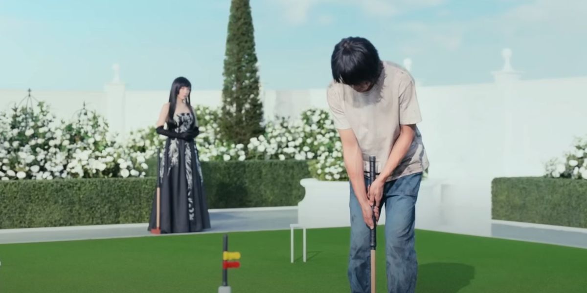 Arisu, interpretado por Kento Yamazaki, que joga croquet com Mira, a Rainha de Copas, interpretada por Riisa Naka.