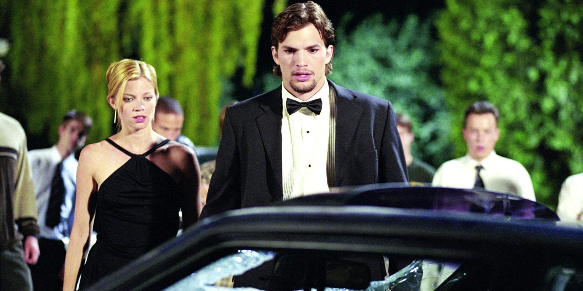 Amy Smart et Ashton Kutcher marchant vers une voiture dans L'effet papillon.