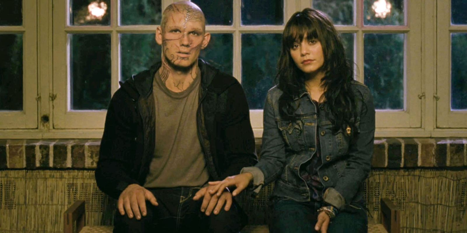 Tangkapan layar Vanessa Hudgens dan Alex Pettyfer duduk berdampingan di Beastly (2011)