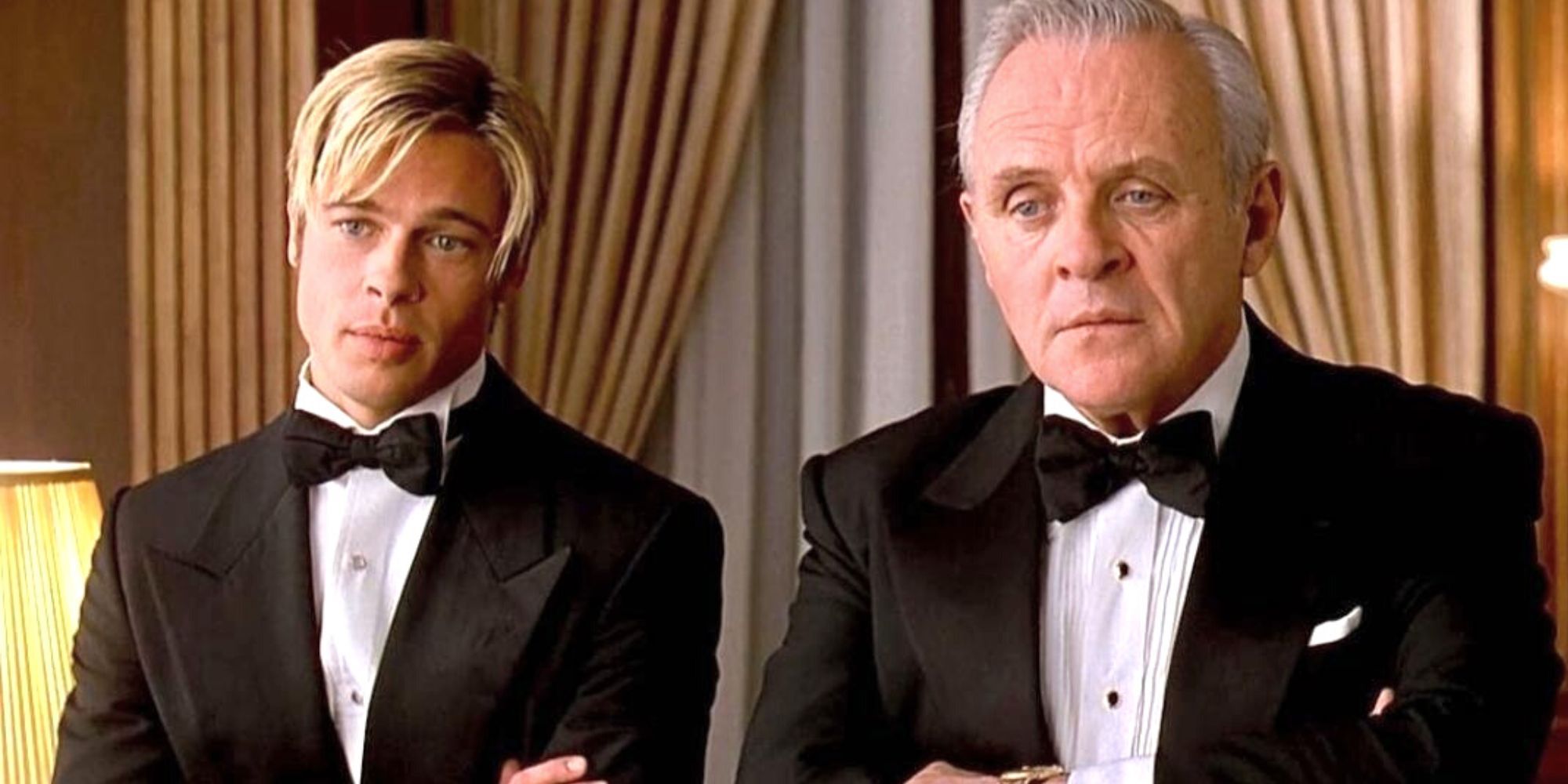 Brad Pitt et Anthony Hopkins, assis l'un à côté de l'autre, regardant vers l'avant dans 